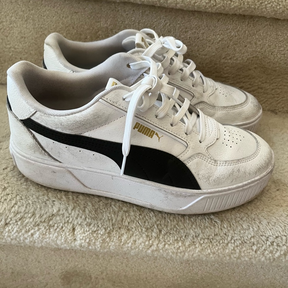 Womens pumas used just need cleaned up size 11